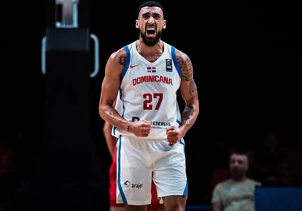 Chris Duarte festeja una canasta con la selección de la República Dominicana.