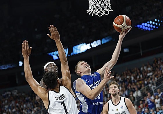Elias Valtonen entra a canasta en la semifinal contra Alemania.