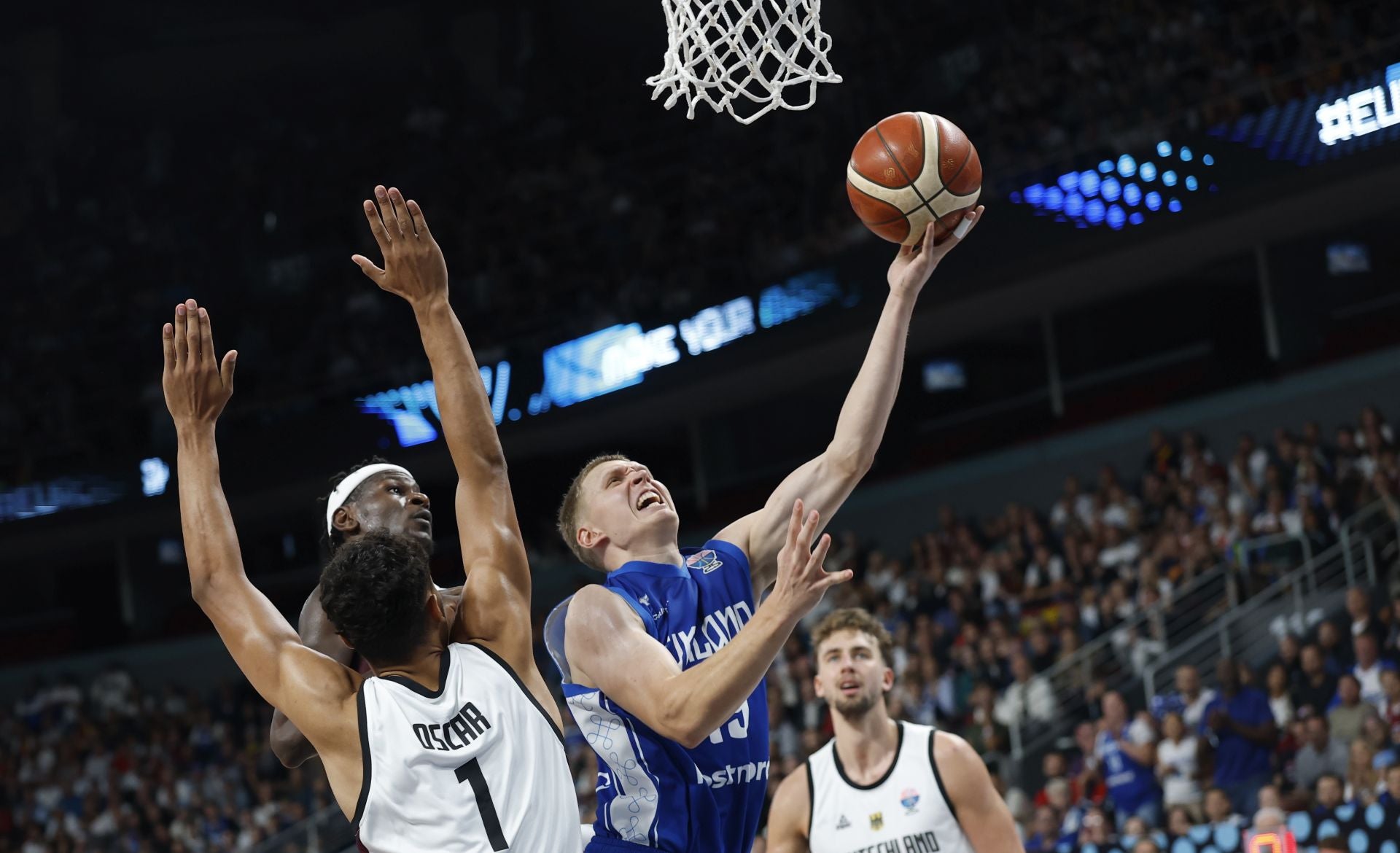 Elias Valtonen entra a canasta en la semifinal contra Alemania.