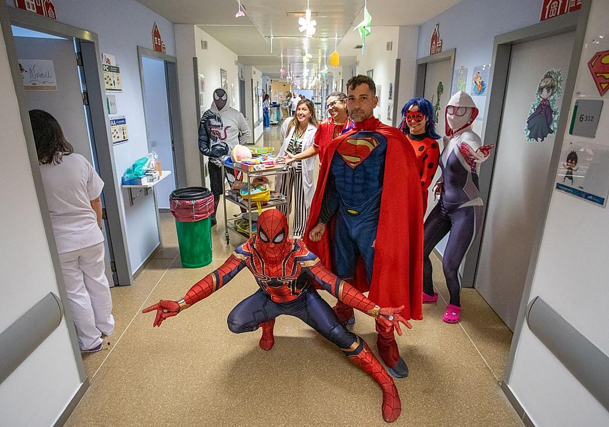 Imagen principal - Los superhéroes recorrieron el hospital saludando a los niños.