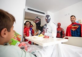Los superhéroes visitan a los niños hospitalizados en el Clínico San Cecilio de Granada.
