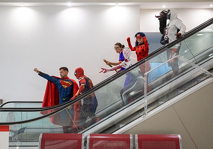 Con apoyo de la asociación Mar Pozo-Por la sonrisa de un niño, algunos sanitarios se disfrazaron para sorprender a sus pacientes más pequeños.