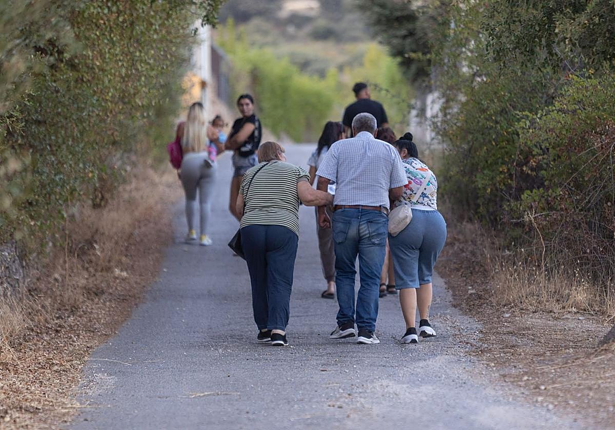 Familiares de Juan el día del crimen acercándose al lugar de los hechos.