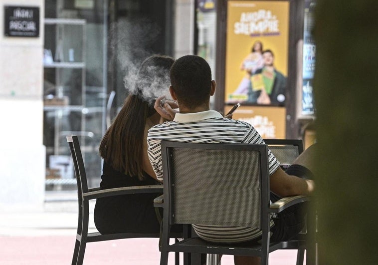 El sector hostelero de Granada muestra «la más firme discrepancia» sobre la prohibición de fumar en terrazas