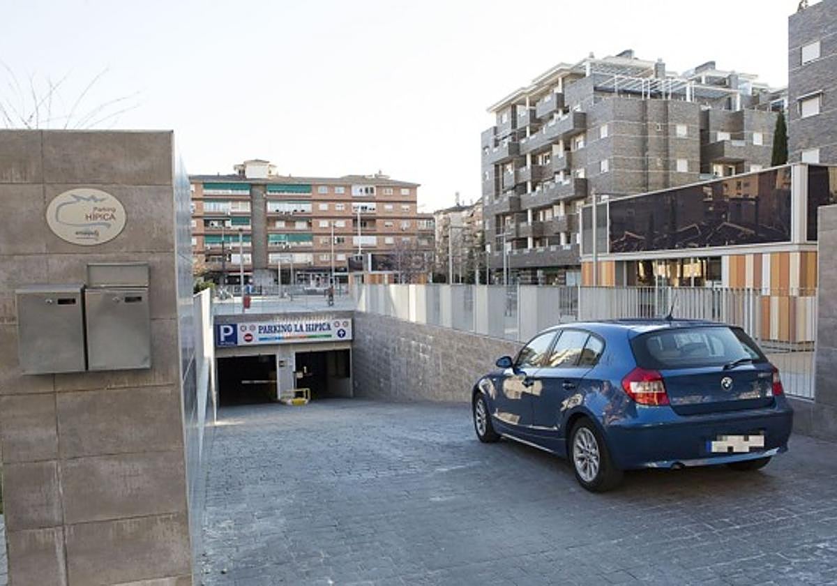 Acceso al aparcamiento de la plaza de la Hípica, situado en la capital granadina.