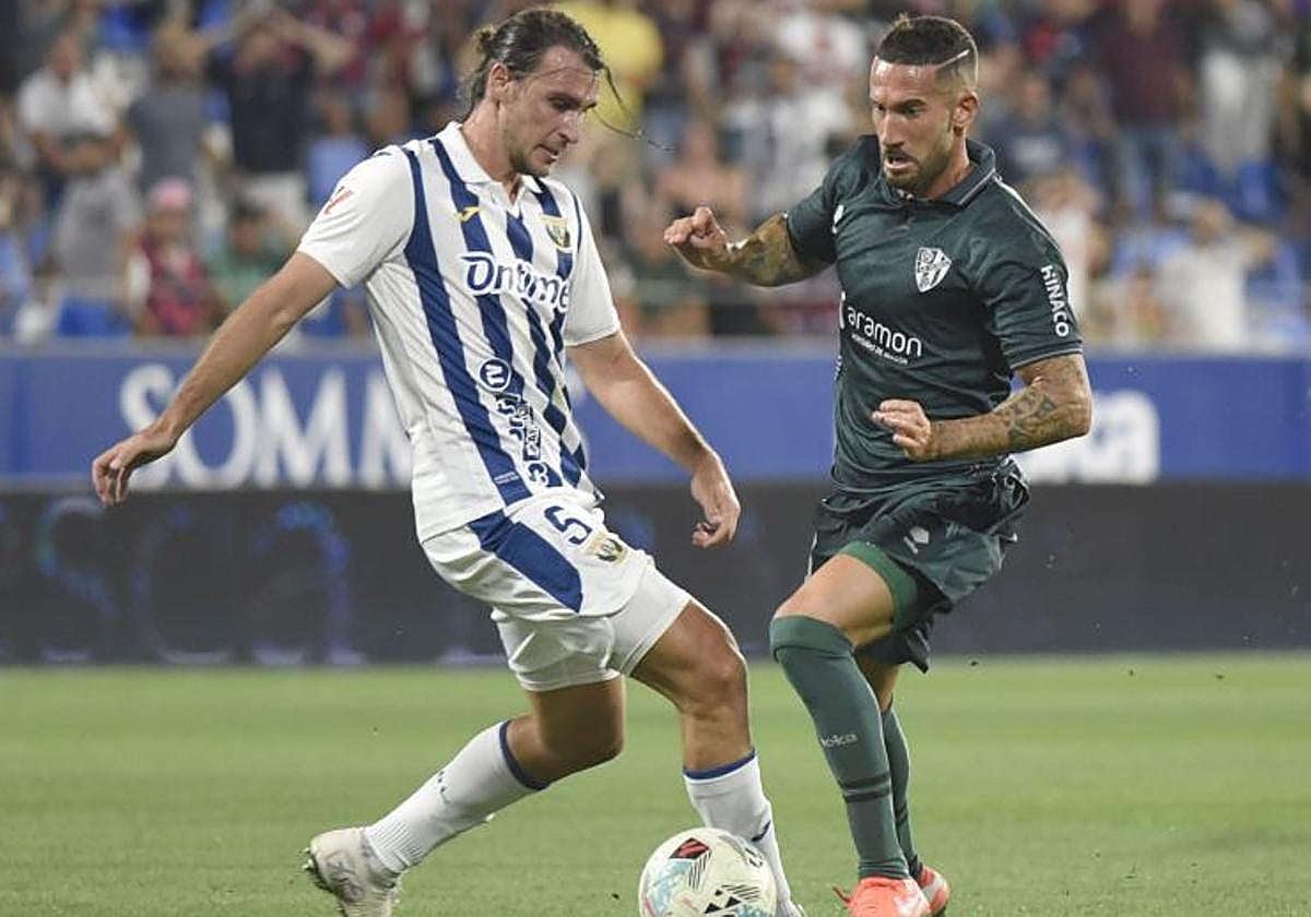 Ignasi Miquel, a la izquierda, disputa un balón con el Leganés.