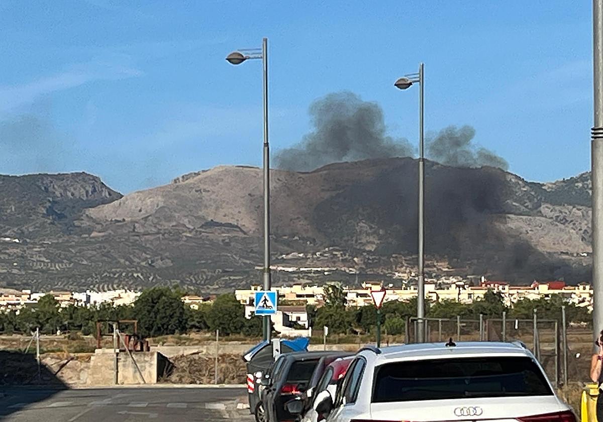 Columna de humo visible desde varos puntos de Granada.