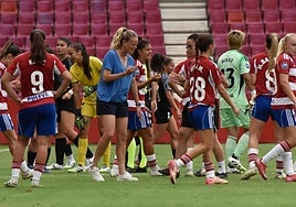 Irene Ferreras, entrenadora del Granada femenino, hace un comentario a sus jugadoras.