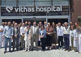 El equipo directivo del Hospital Vithas Granada y profesionales que trabajan en el centro.