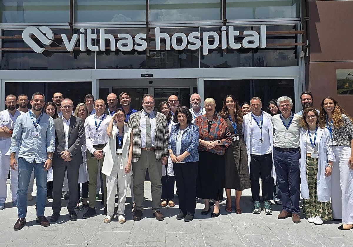 El equipo directivo del Hospital Vithas Granada y profesionales que trabajan en el centro.