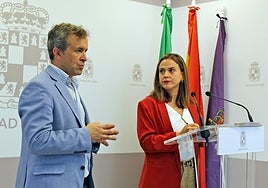 Julio Millán y Ángeles Díaz, en rueda de prensa, sobre las ayudas a temporeros.