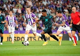 Ramazani avanza con el balón en el último partido en Pucela.