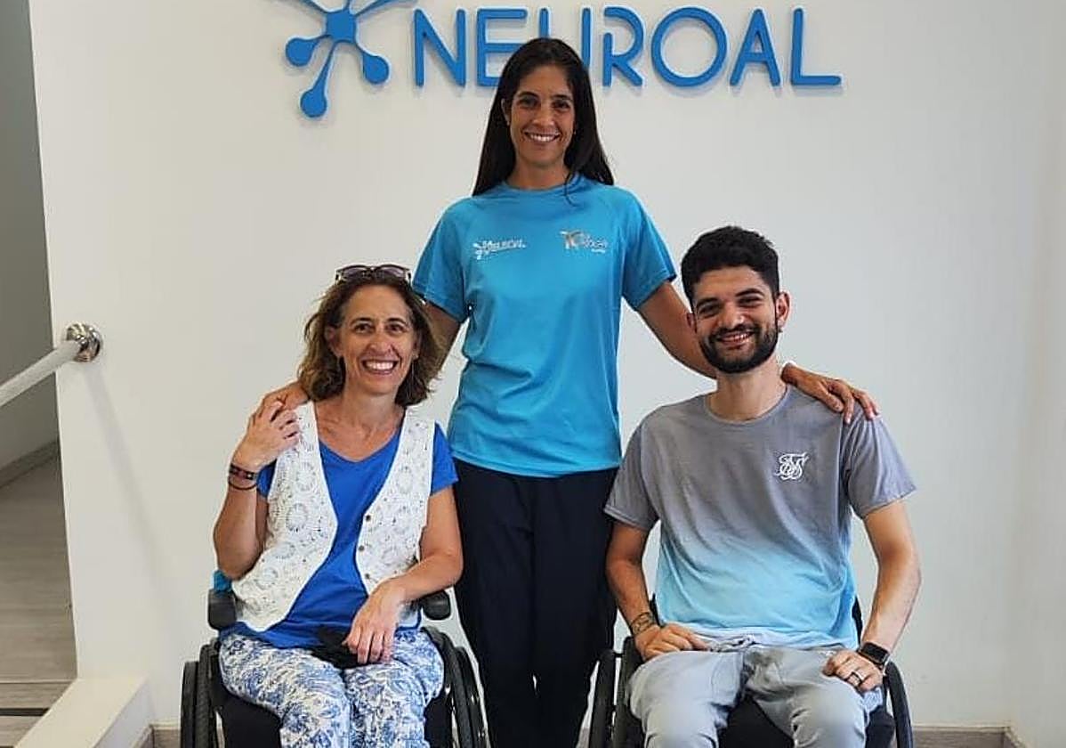 Laura Márquez, presidenta de Aspaym; Alicia Muñoz, directora de Neuroal y Aaron Navarro, becado.