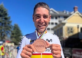 David Valero muestra la medalla de bronce que ganó en el maratón del Mundial de 2024.