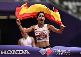 María Pérez celebra con una bandera de España su nuevo título mundial en los 35 kilómetros marcha.