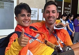 María Pérez, elevada por su entrenador Jacinto Garzón.