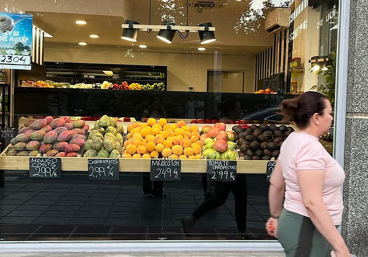 El habitualmente cotizado mango, a precio de chirimoya, en una frutería del centro de Granada.
