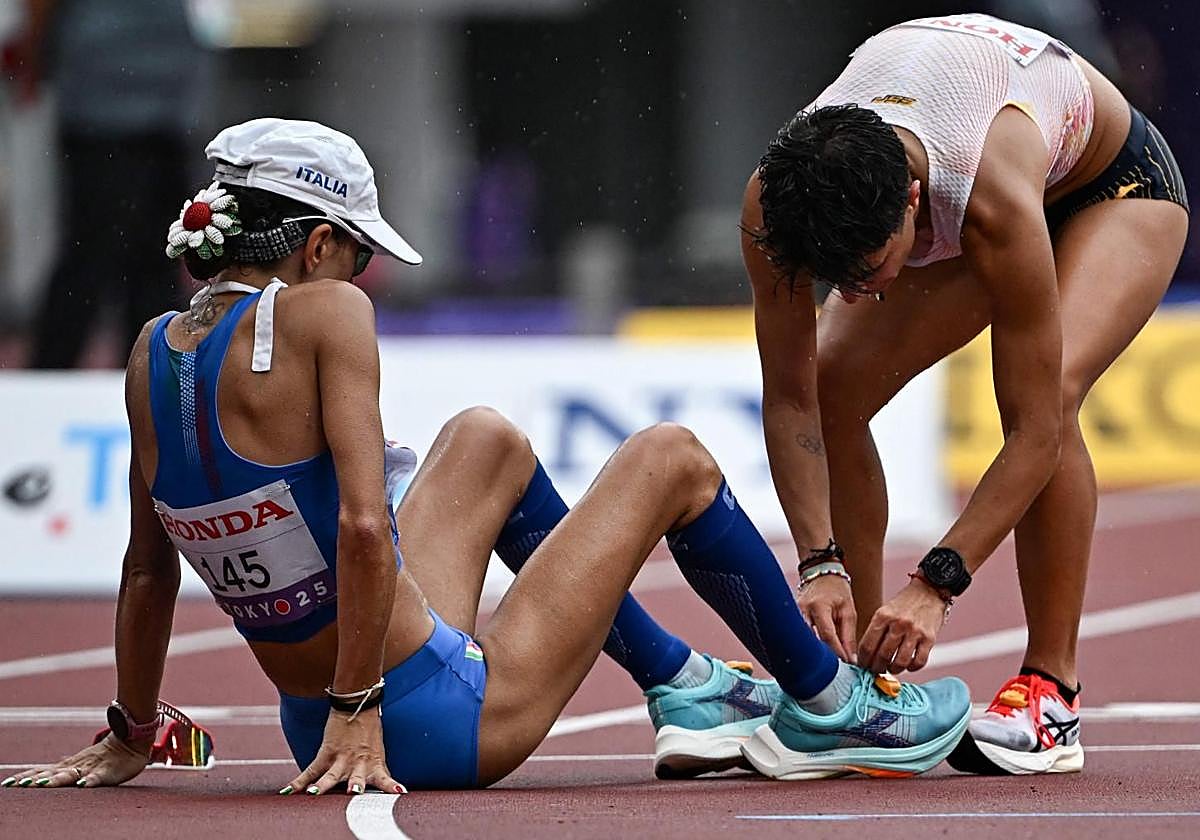 María Pérez desata los cordones de las zapatillas de Antonella Palmisano.
