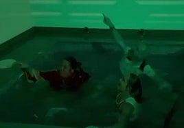 Familiares y amigos de María Pérez, en la piscina de la marchadora en Pulianas.