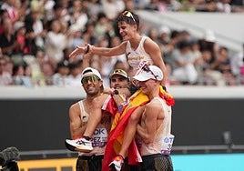 María Pérez, a hombros de sus compañeros en el estadio nacional de Japón.