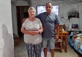 El padre de María Pérez, Luis, posa con su bisabuela María en la casa familiar.