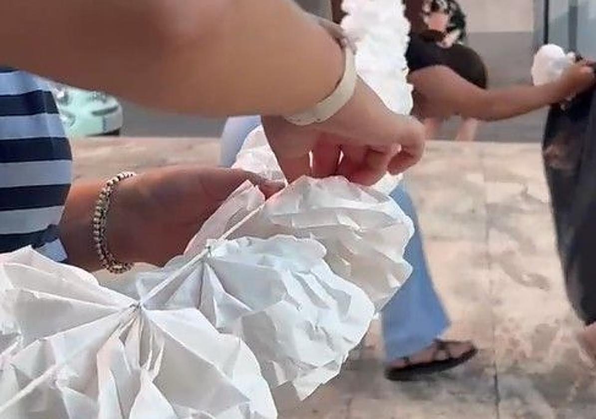 Miembros de la Aurora ultiman los preparativos del rosario.