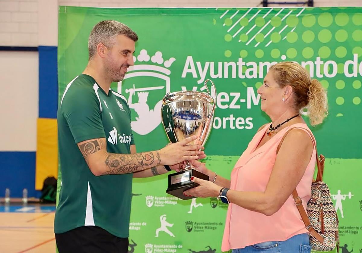 Borja Ruiz recibe la Copa que confirma a Unicaja Costa de Almería como intratable.
