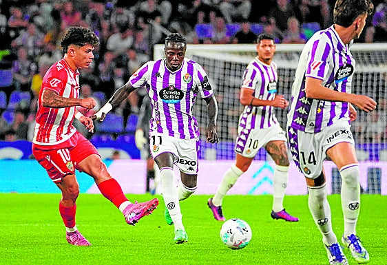 Nico Melamed, que conduce el balón perseguido por Amath Ndiaye, cuajó un excelente partido.
