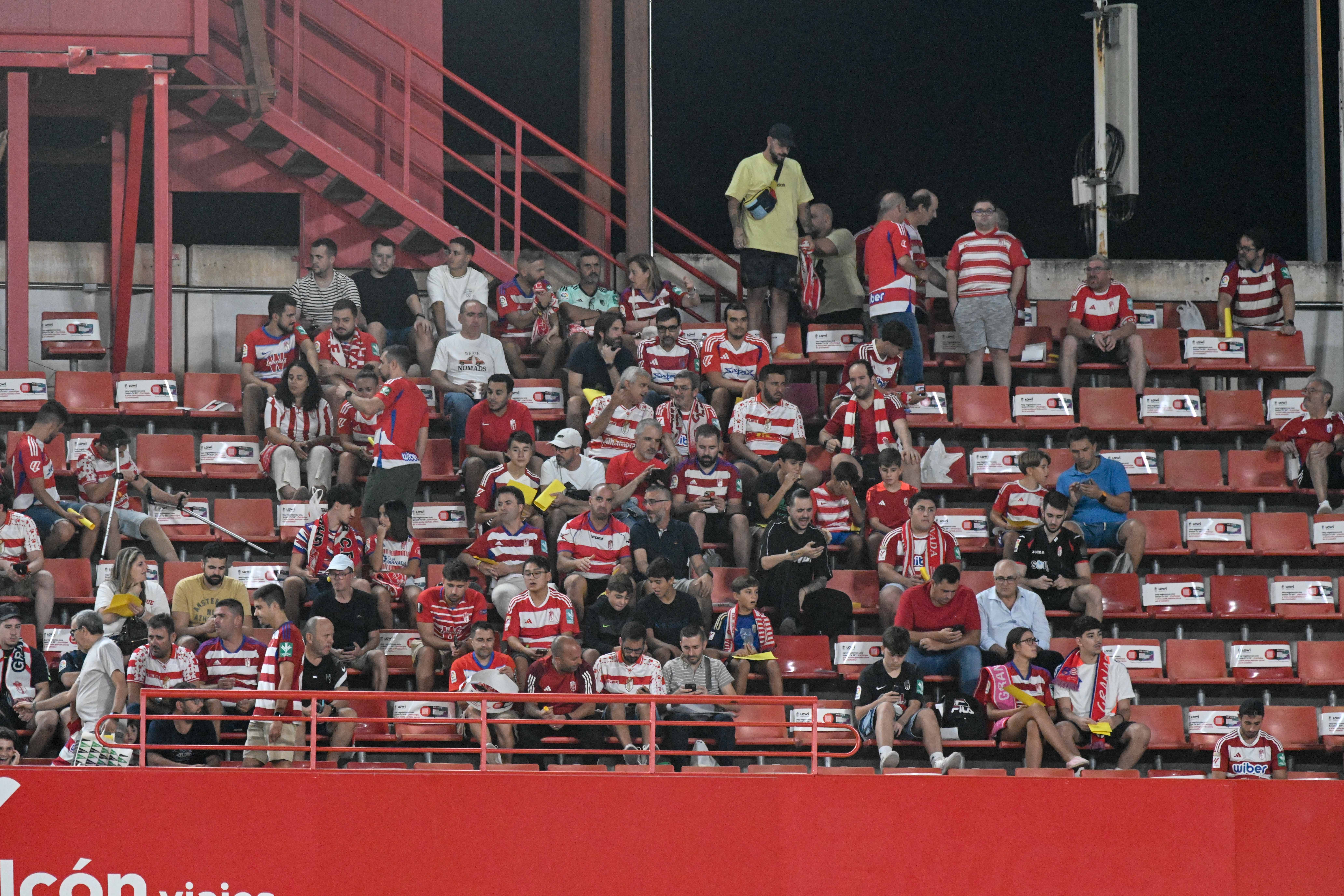 Búscate en la grada del Granada-Leganés