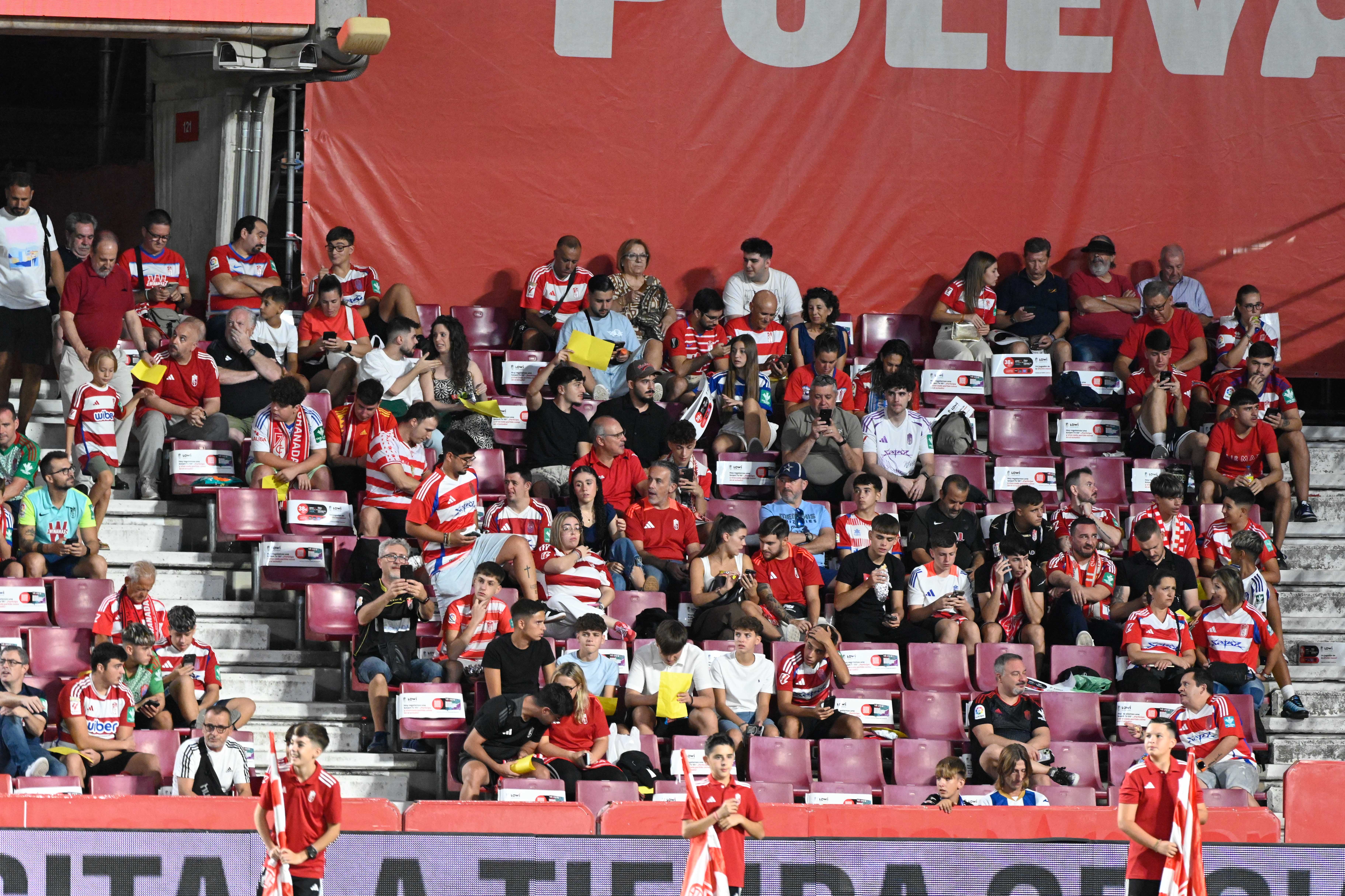 Búscate en la grada del Granada-Leganés