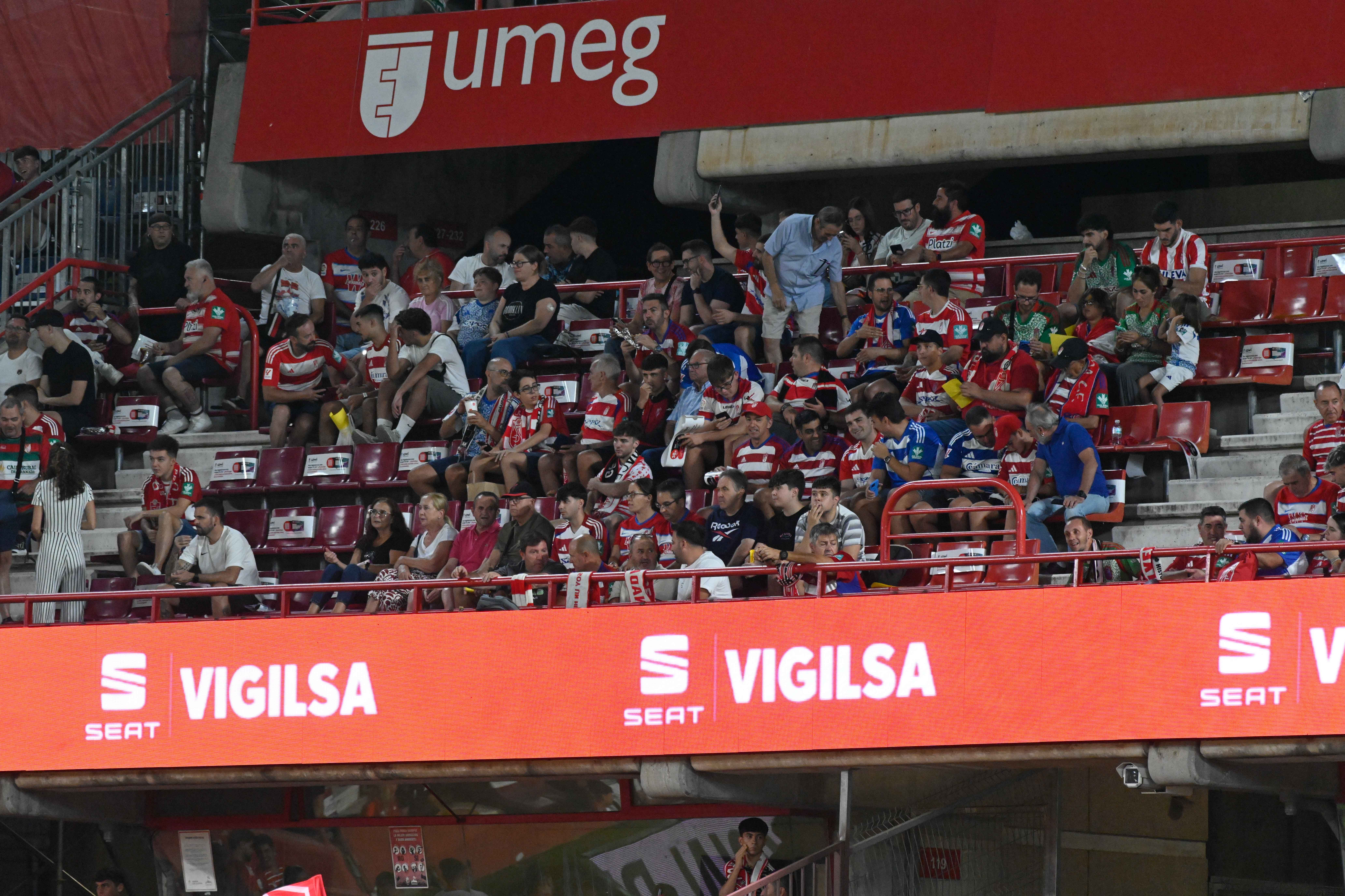 Búscate en la grada del Granada-Leganés