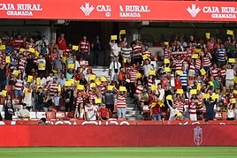 Protesta de la afición contra la propiedad antes del pitido inicial.