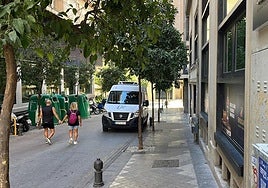 Una furgoneta dejando hielo este domingo en la calle Moras.