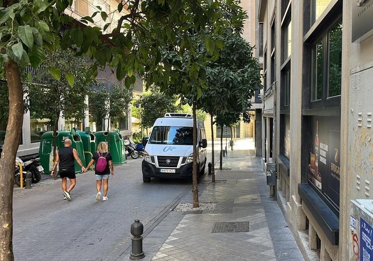 25 coordinadores uniformados vigilarán Ganivet para mejorar la convivencia de bares y vecinos