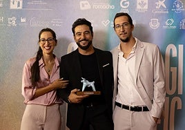 Foto de familia de los premiados, en el teatro Mira de Amescua.