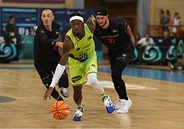 Perry, del Unicaja, se cuela entre la defensa de Rousselle (izquierda) y Zach Hankins.