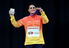 María Pérez celebra en Tokio su medalla de oro como campeona del mundo en 35 kilómetros marcha otra vez.