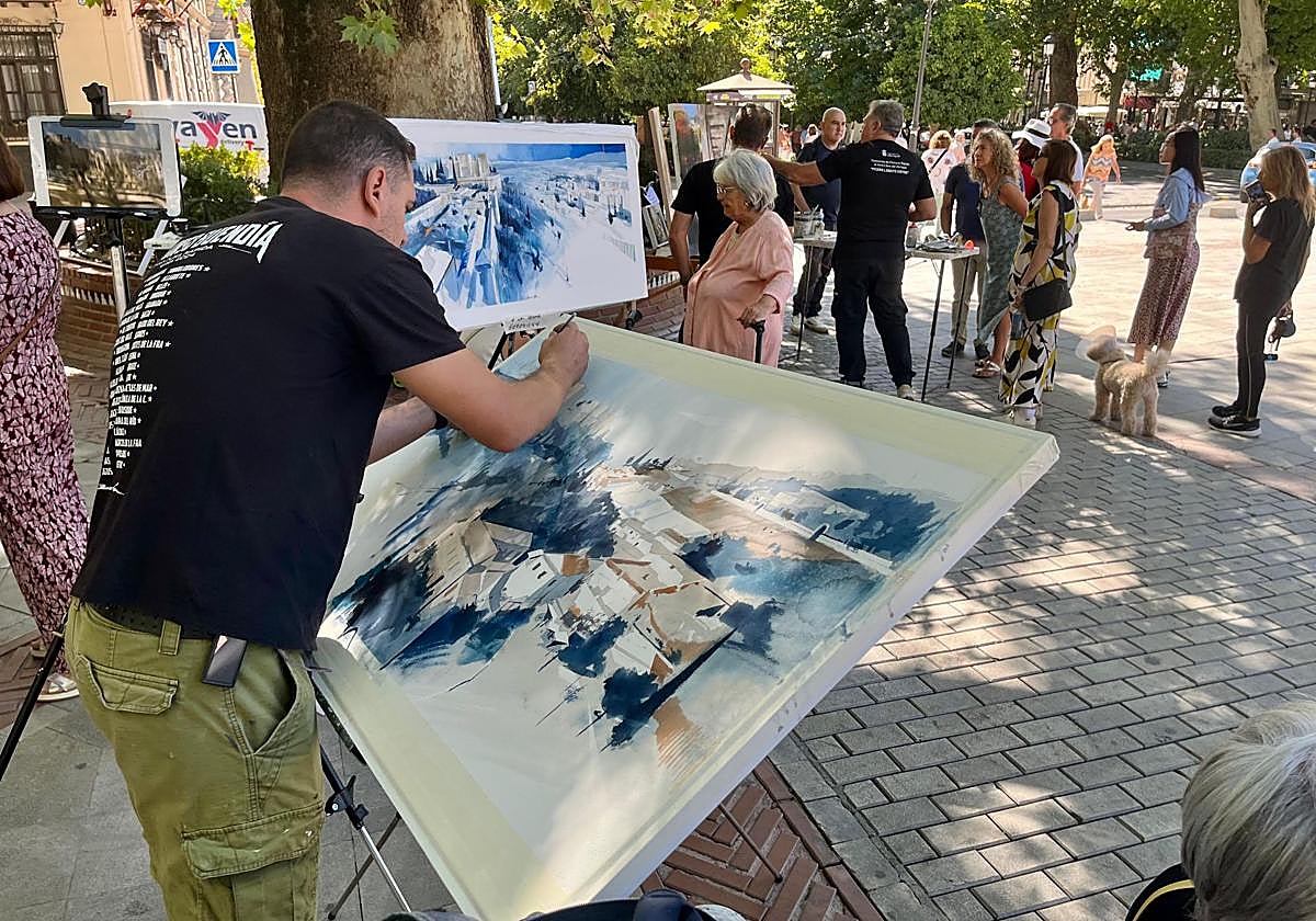 Algunos participantes en el concurso, pintando en vivo y en directo en la Plaza del Campillo.