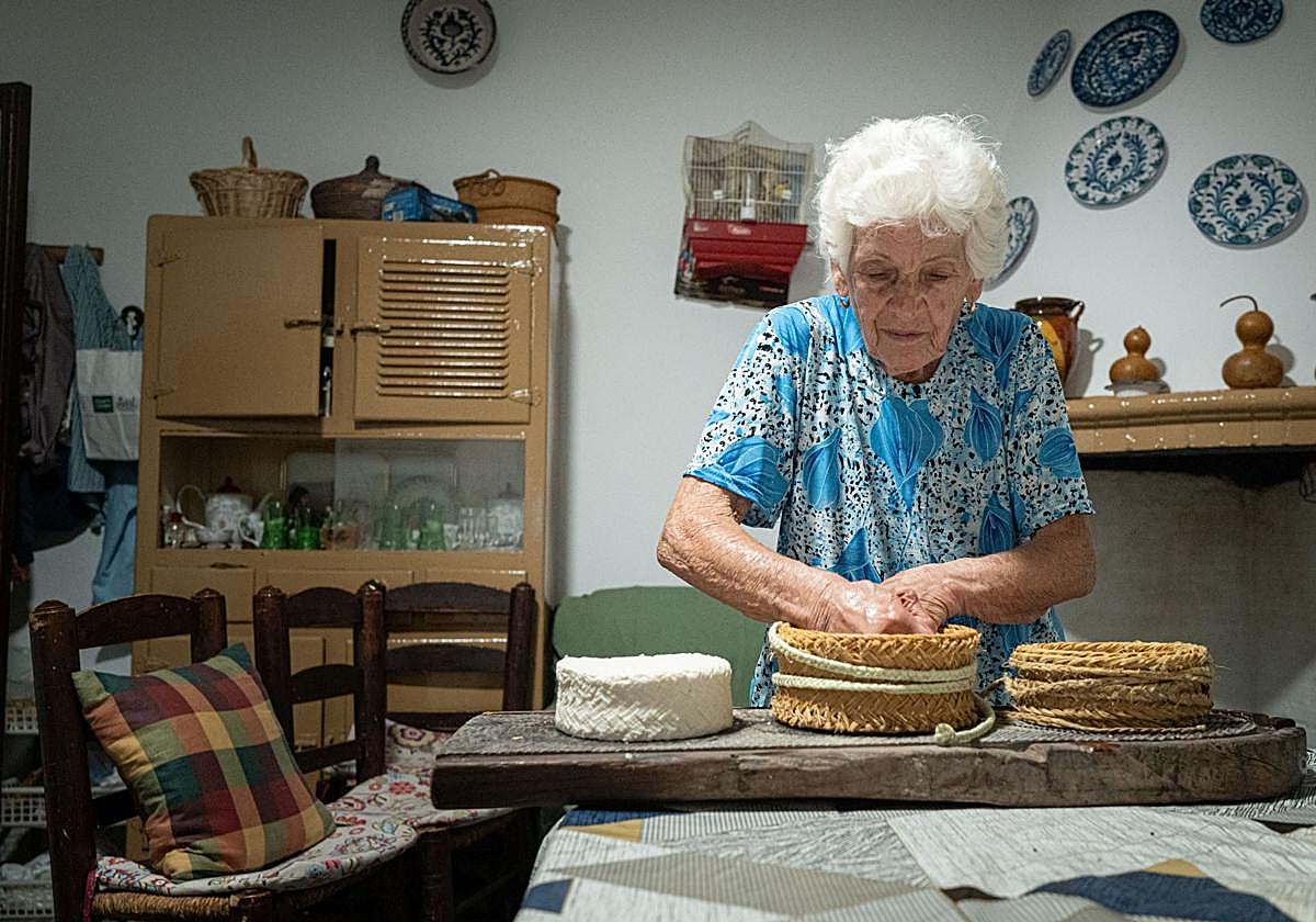 Antonia, con sus quesos.