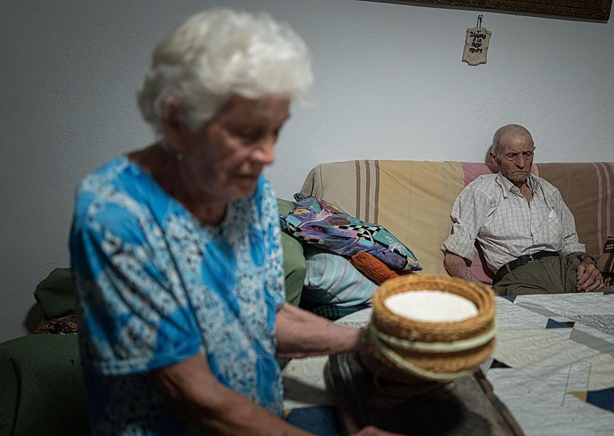 Imagen secundaria 1 - Antonia trabaja de sol a sol. 