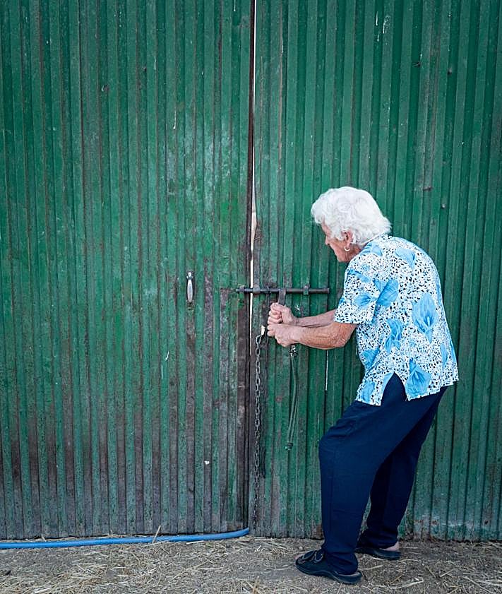 Imagen secundaria 2 - Antonia trabaja de sol a sol. 