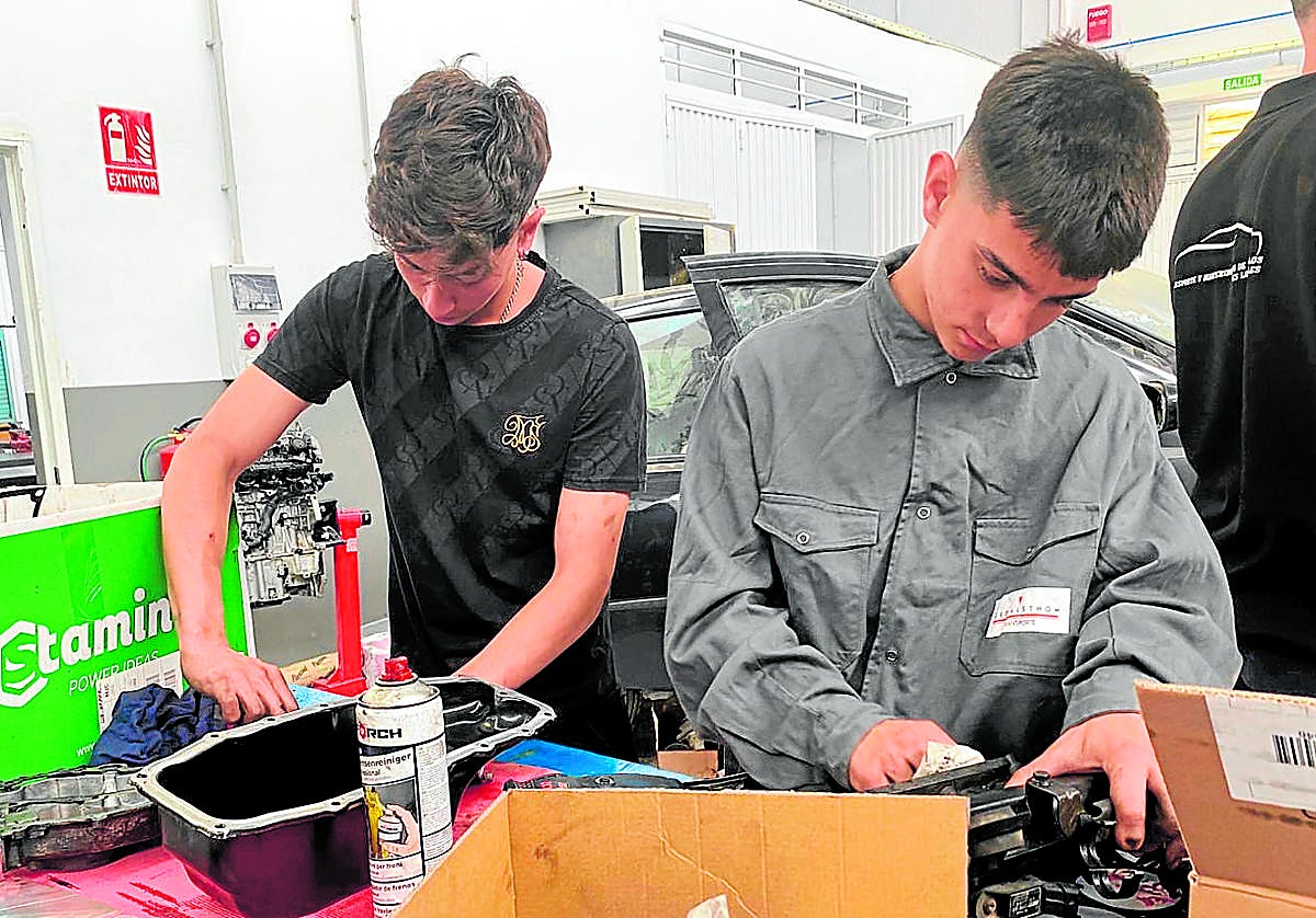 Dos alumnos del ciclo formativo de Mecánica en un instituto de la provincia.