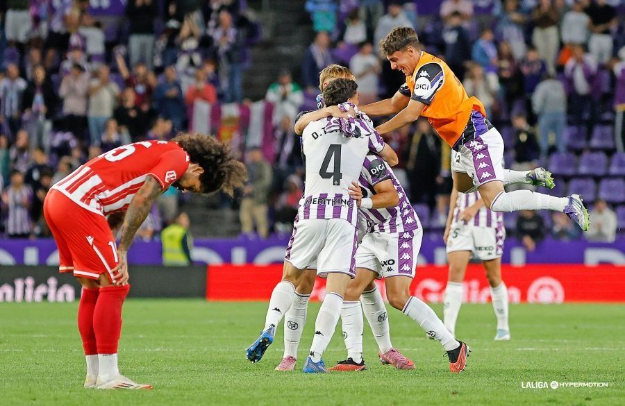 Aridane lamenta el 3-1, con low pucelanos celebrando la sentencia.