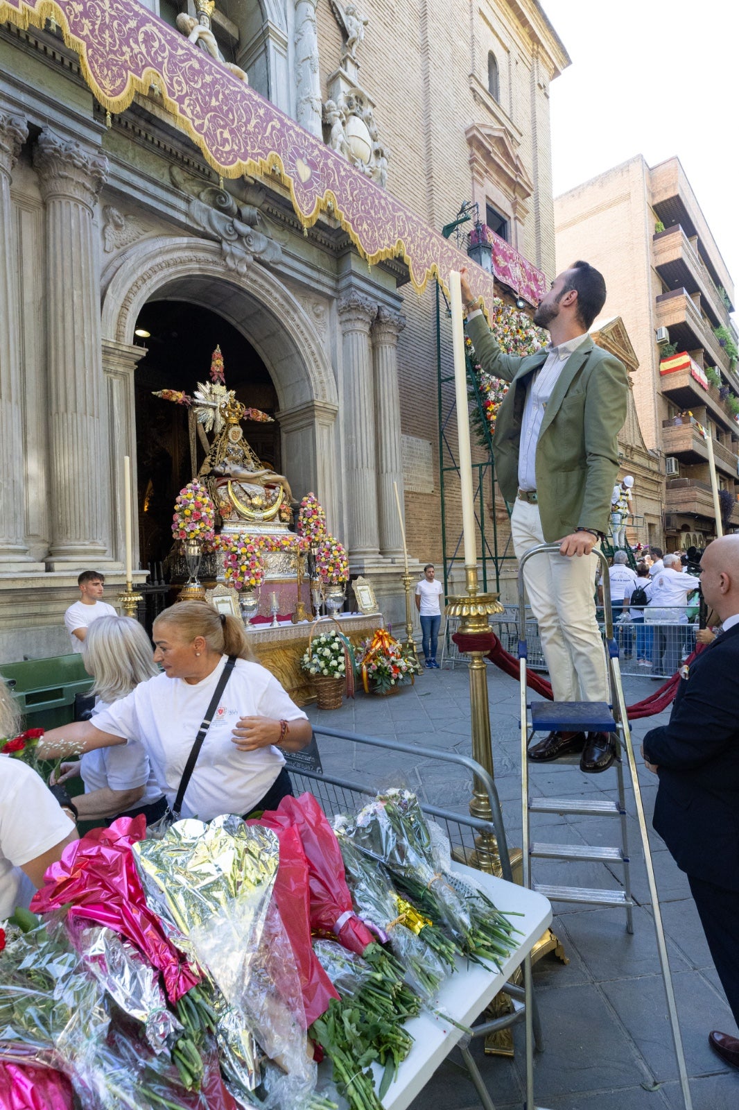La ofrenda floral a la Virgen de las Angustias, en imágenes