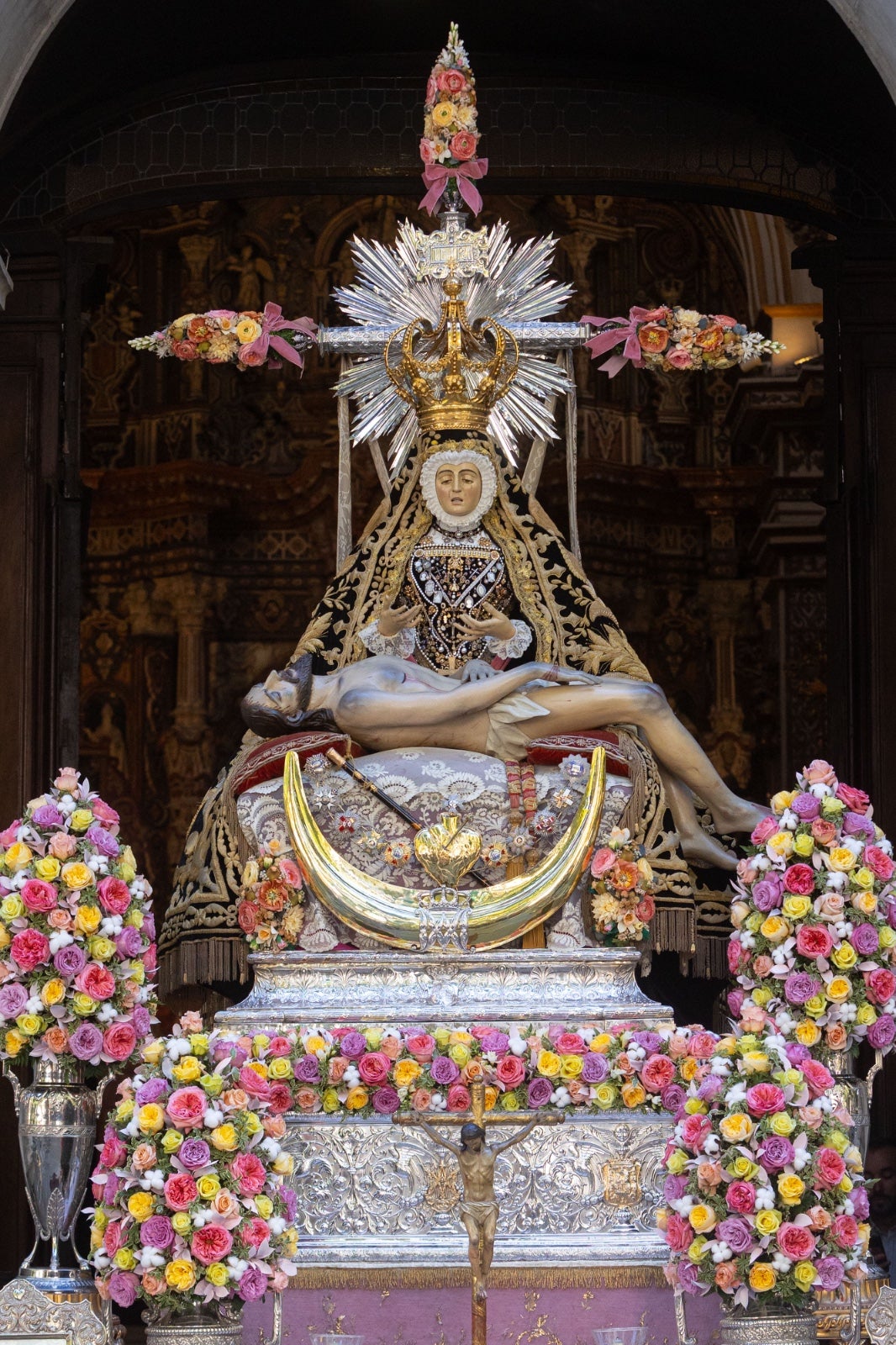 La ofrenda floral a la Virgen de las Angustias, en imágenes