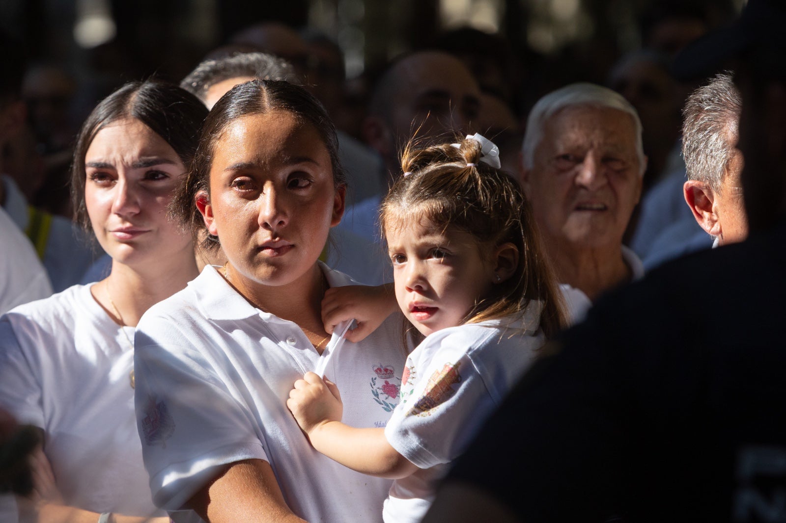 La ofrenda floral a la Virgen de las Angustias, en imágenes