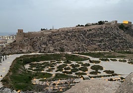 Vista de la Alcazaba de Almería desde el Parque de la Hoya.