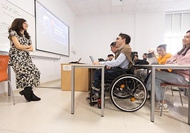 Un alumno con discapacidad en una clase de la UGR en una imagen de archivo.