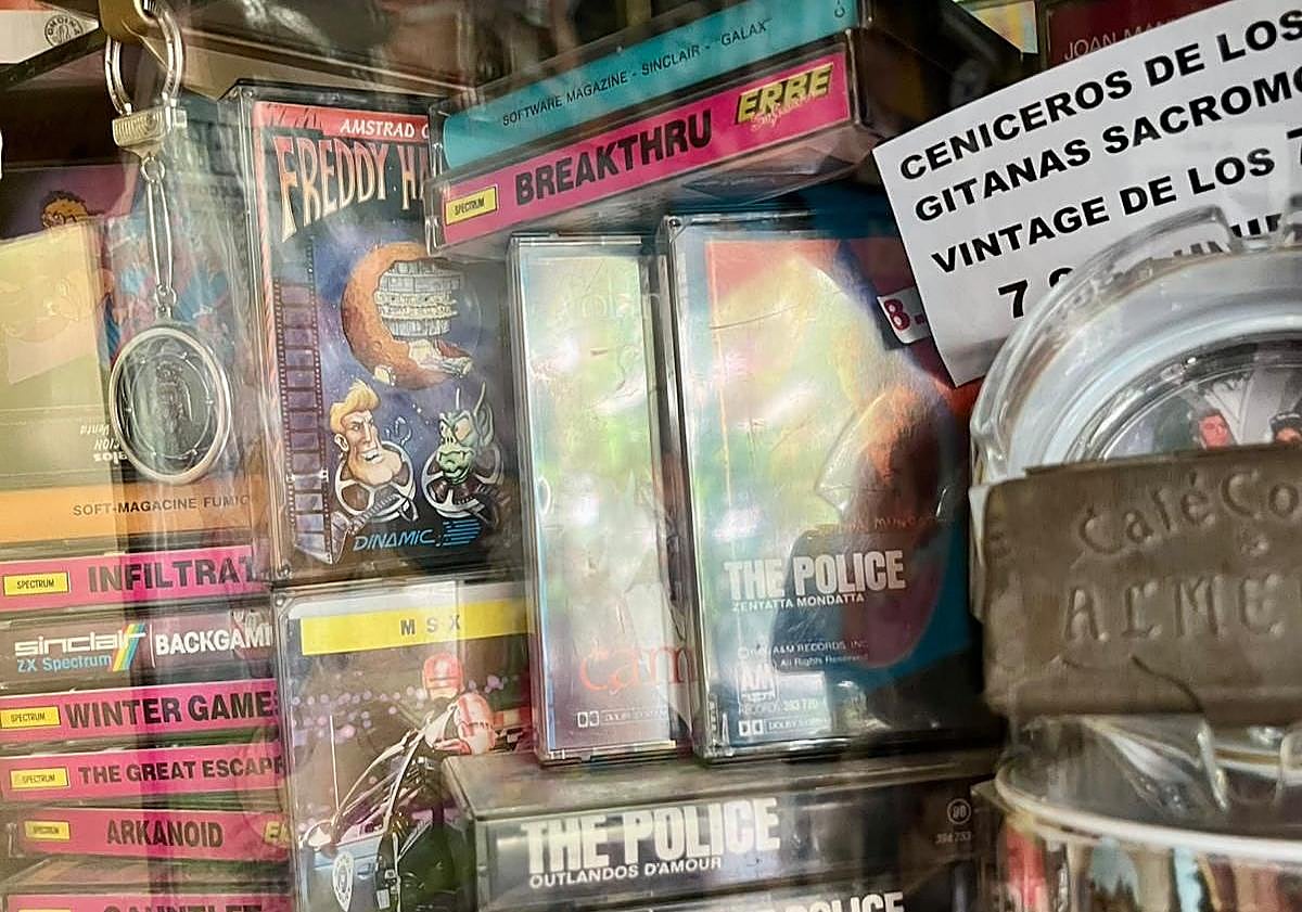 Imagen principal - Cintas de videojuegos de Amstrad, MSX y Spectrum; cómics y cintas de música, vinilos y postales. 