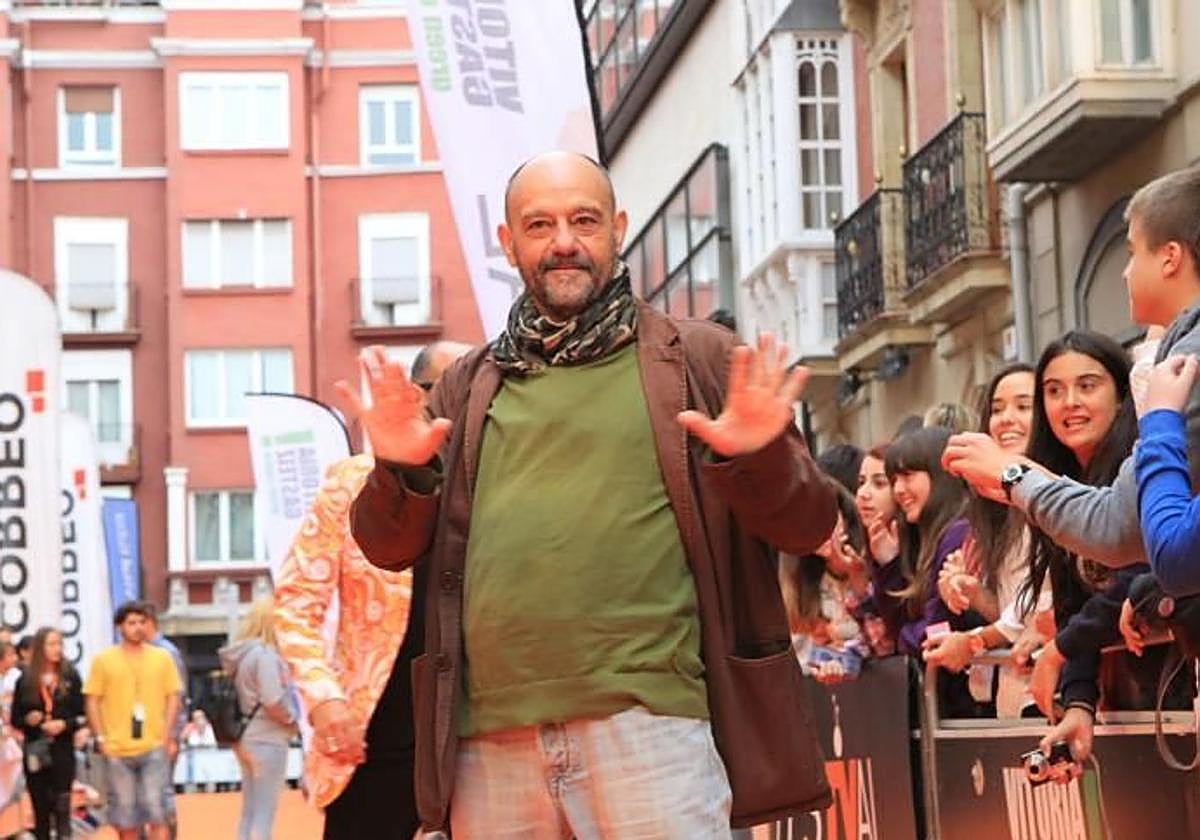 El humorista Javier Cansado se retira temporalmente debido a un tumor.